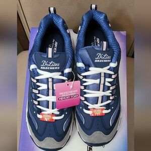 Skechers D'Lites.... Size 9 Wide.... NEW
